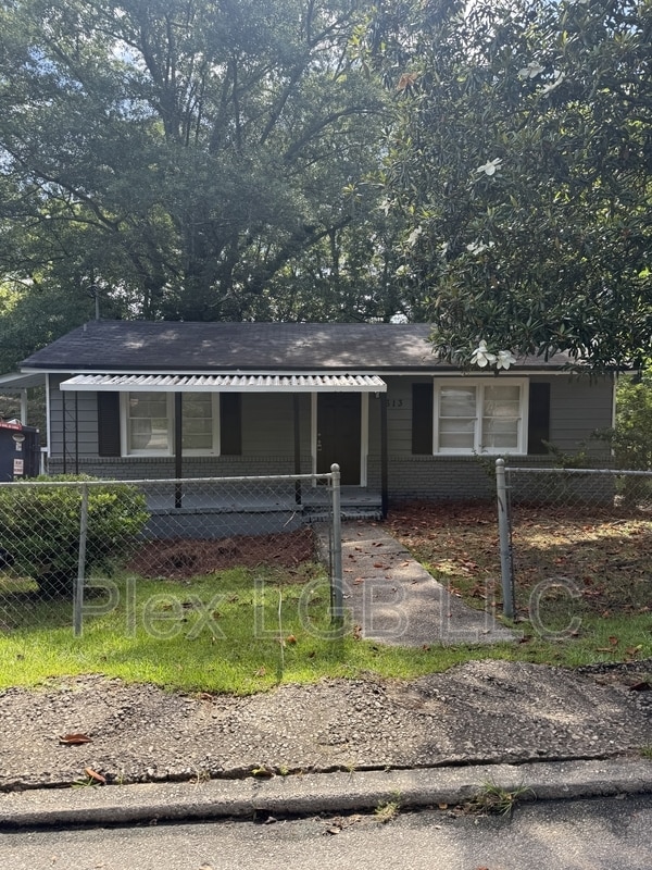Building Photo - 613 Snelson St