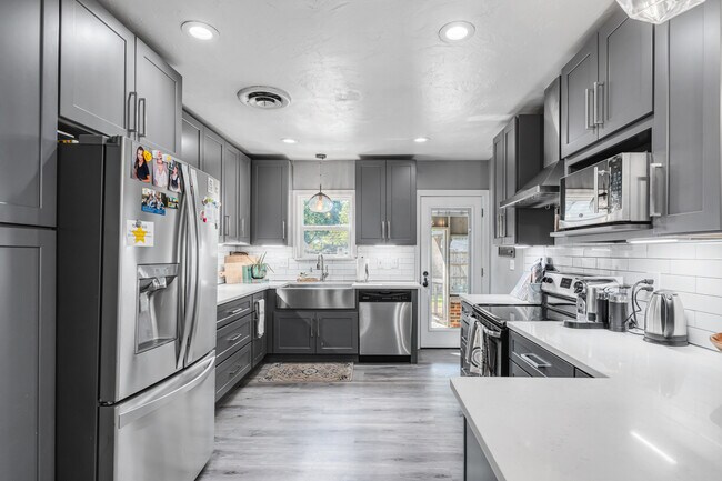 Building Photo - 4337 Lovell Ave