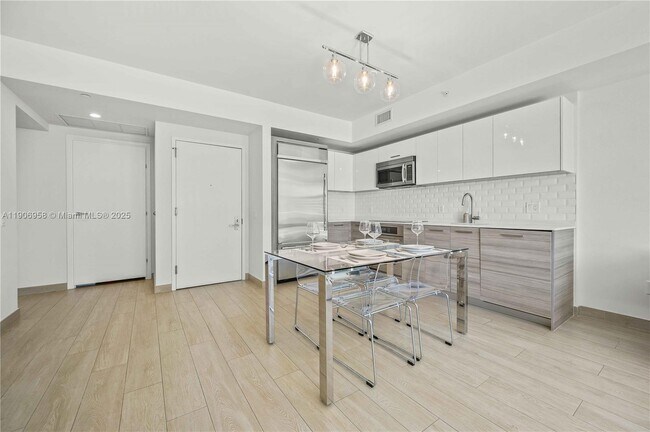 Building Photo - 1300 Brickell Bay Dr