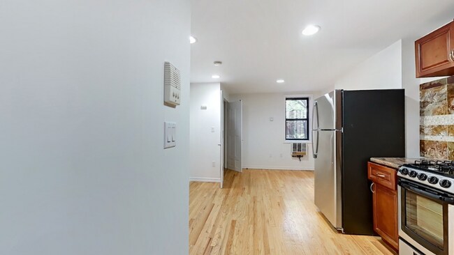 Building Photo - 126 E 7th St