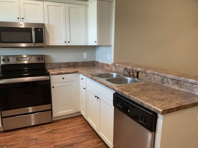 Building Photo - 145 Bruin Dr