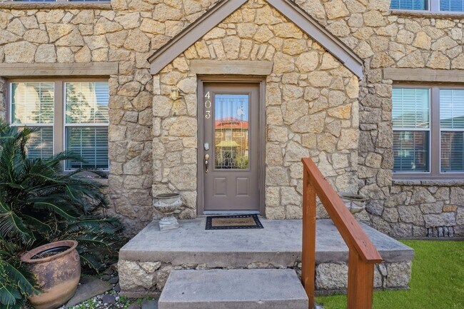 Foto del edificio - 403 W Polk St