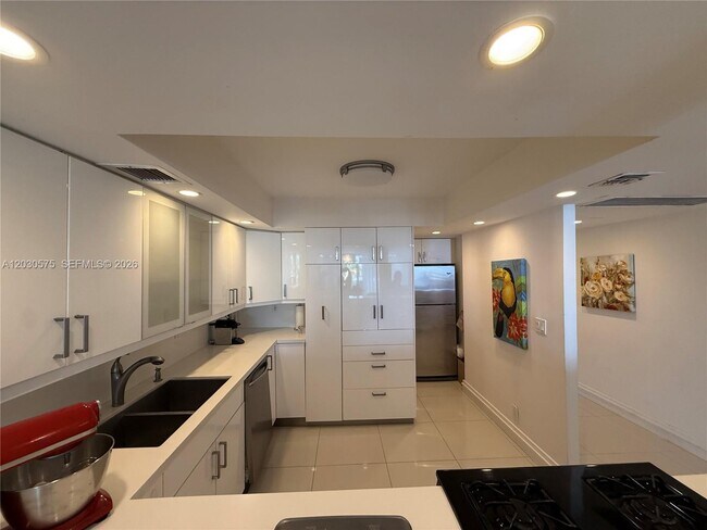 Building Photo - 3140 S Ocean Dr