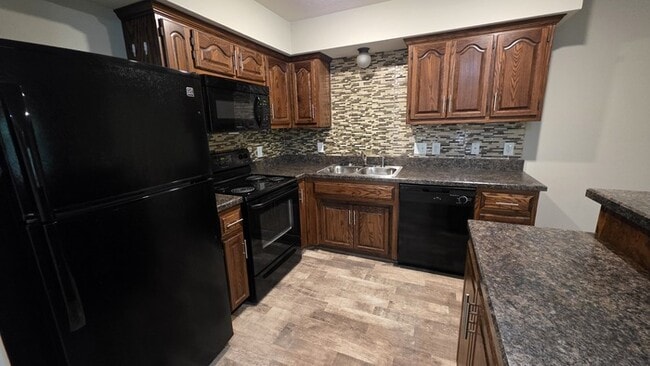 Building Photo - Beautiful 2 Bedroom Townhome in North Kans...