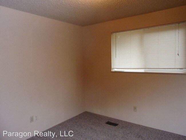 Building Photo - 2 br, 1 bath Apartment - 535 NW Oak Ave.