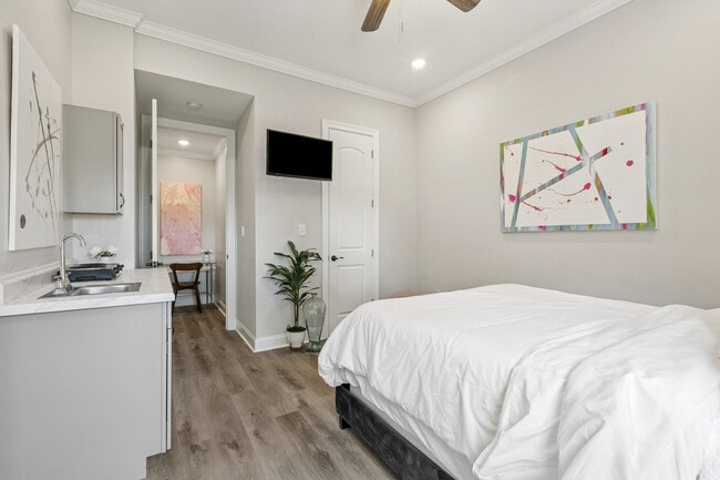 Building Photo - 2323 Leonidas St