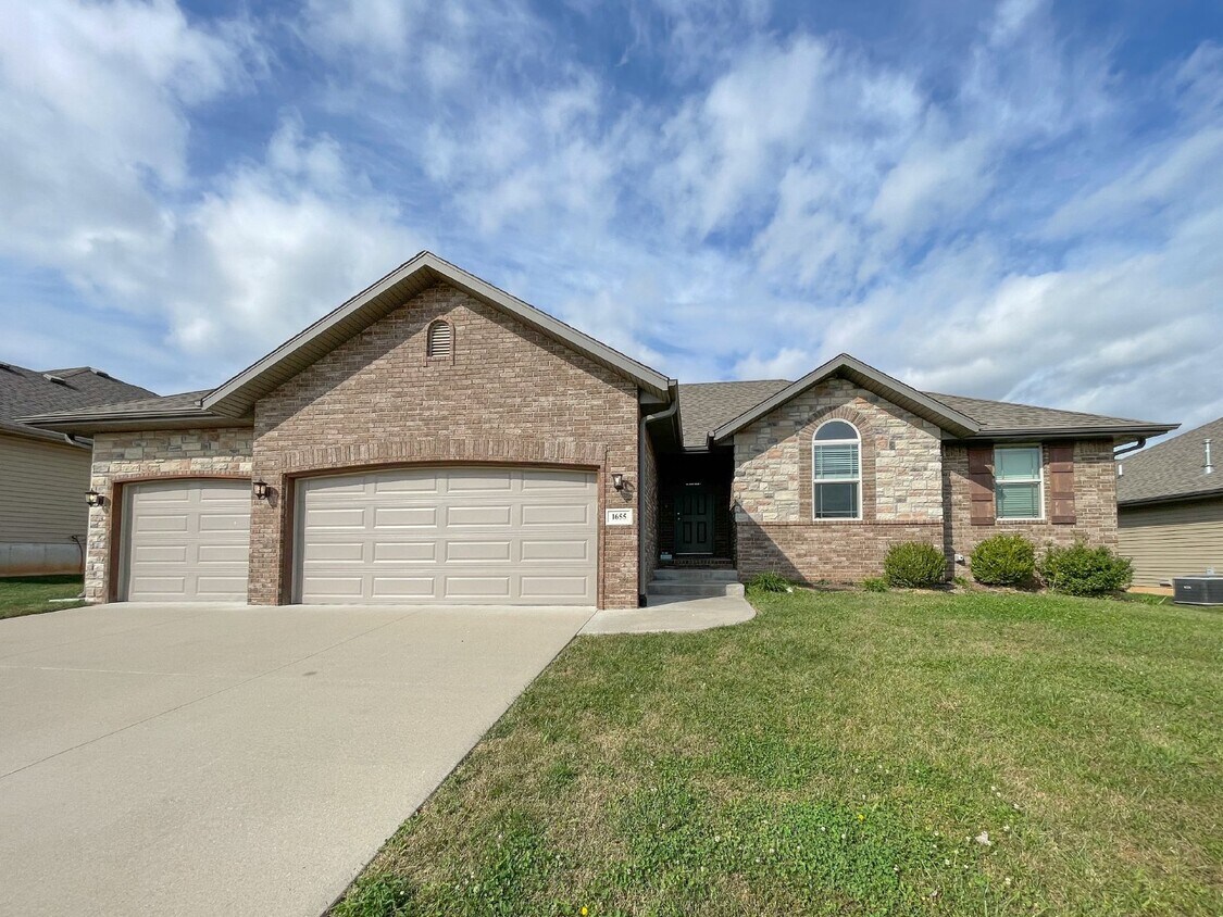 1655 N Eagle Valley Ln, Nixa, MO 65714 Room for Rent in Nixa, MO
