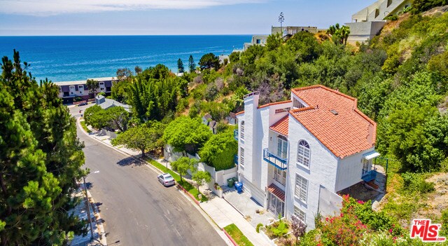 Building Photo - 181 S Surfview Dr