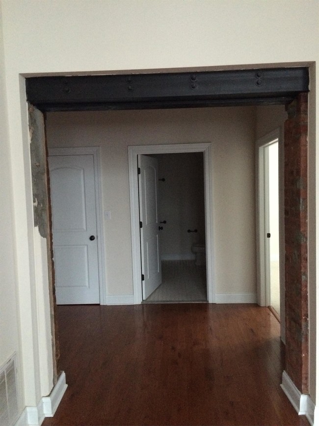 Building Photo - 103 Kings Road - 304