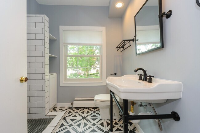 Foto del edificio - 706 Juniper Rd