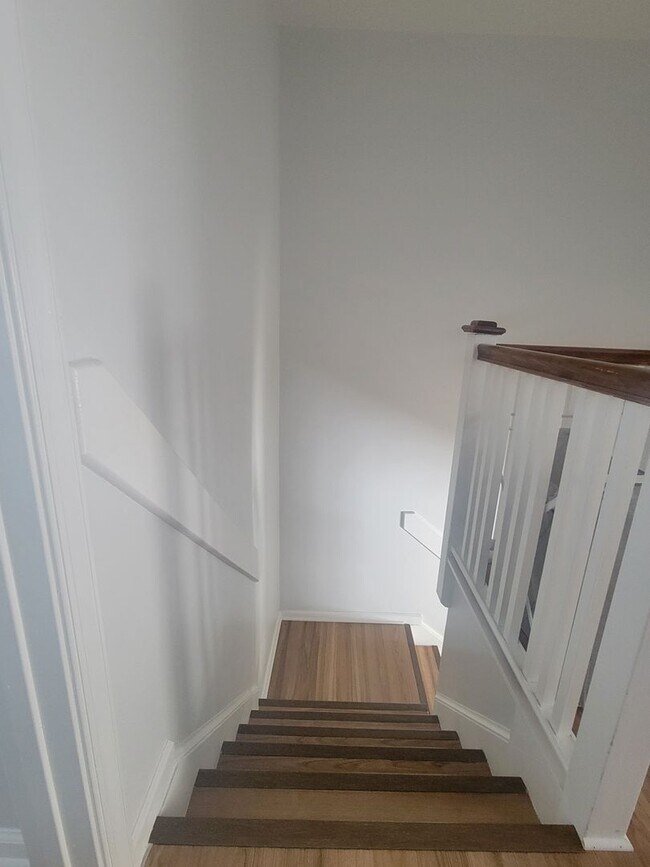 Building Photo - Beautifully Updated Townhouse in Sought-Af...