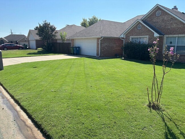 Photo - 411 Meadow Ln (Aubrey, TX) House