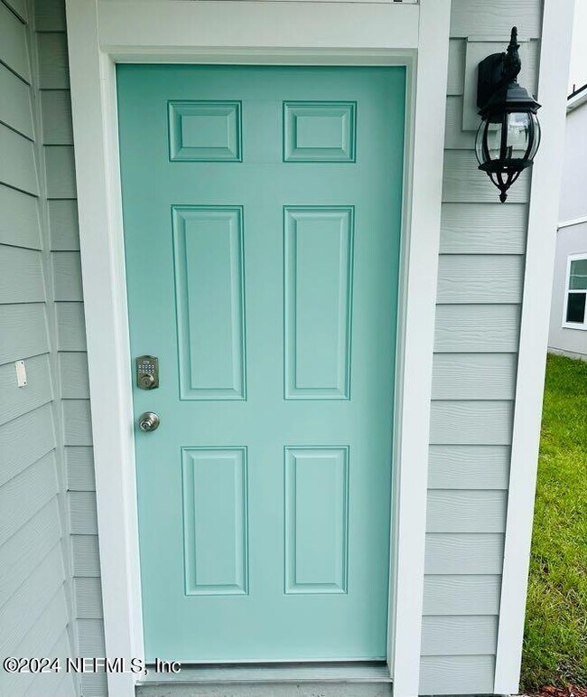 Foto del edificio - 12725 Whelan Ave