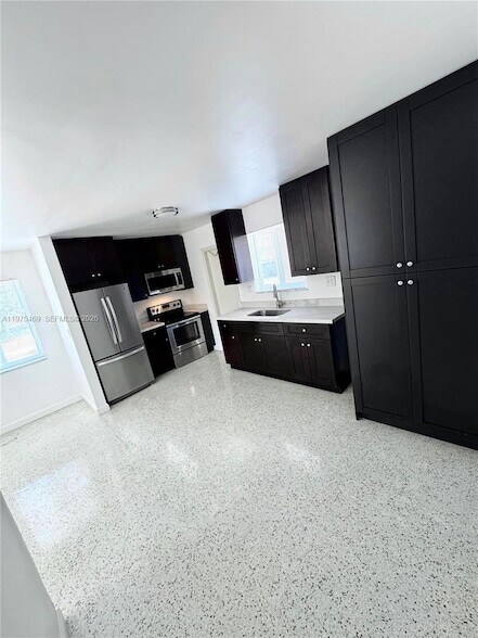 Foto del edificio - 626 W 17th St