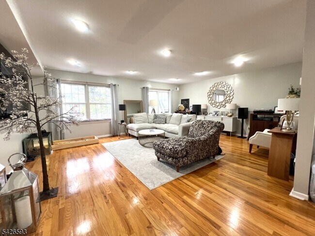 Foto del edificio - 100 Glenridge Ave