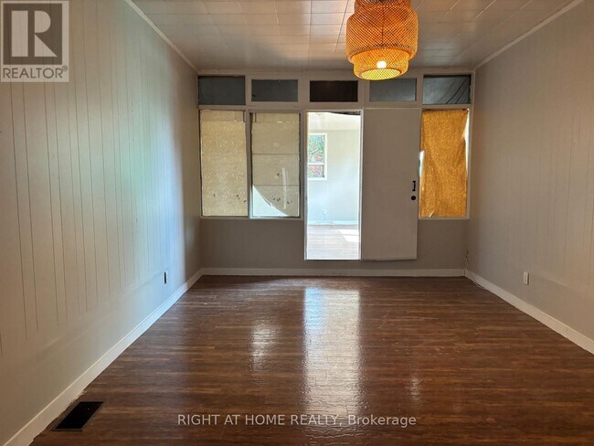 Building Photo - 505 Oakwood Ave