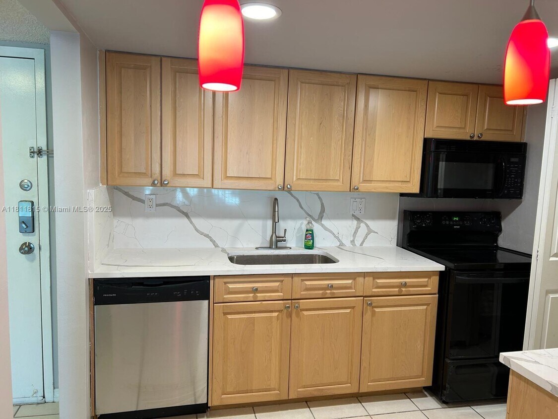 Primary Photo - 120 Lakeview Dr