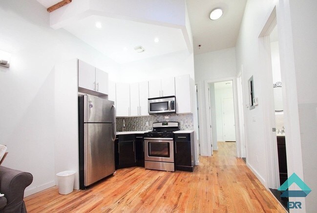 Foto del edificio - 1177 Putnam Ave