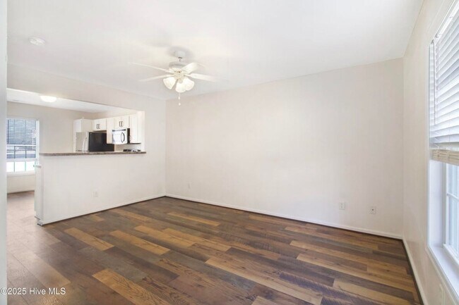 Foto del edificio - Short Term Townhome Available ASAP!