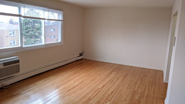 Foto del edificio - 9066 Gross Point Rd