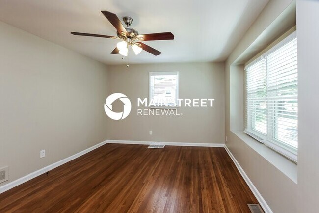 Building Photo - 3 Bedroom Pet-Friendly Home in Charlotte, NC with Main Street Renewal