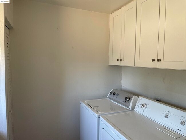 Building Photo - 1260 Mesa St