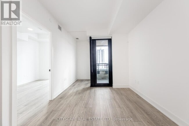 Building Photo - 758 Dovercourt Rd