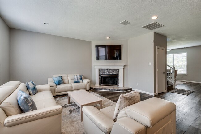 Foto del edificio - 817 Pryor Dr