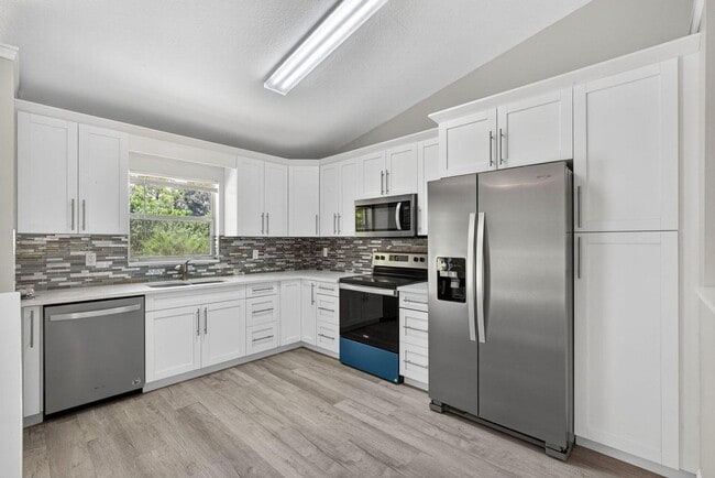 Foto del edificio - 16971 Mayfair Dr E