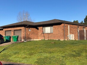 Building Photo - 919 Charles St