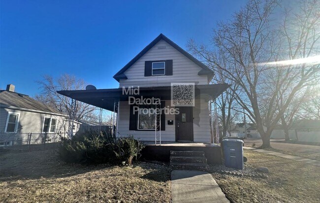Foto del edificio - 801 E 6th- 4 bedroom house