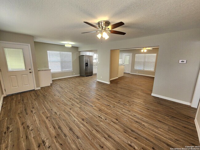 Foto del edificio - 112 Bluebonnet Rd