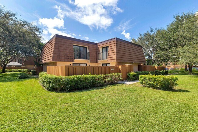 Building Photo - 2422 24th Ct