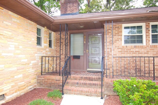 Building Photo - 706 Smedes Pl