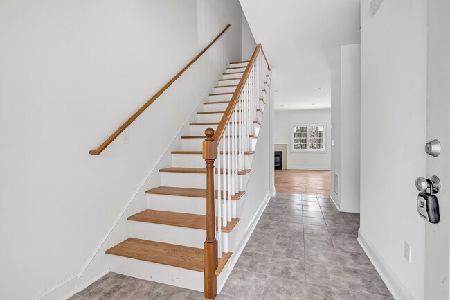 Entryway - 27 Highland Hls