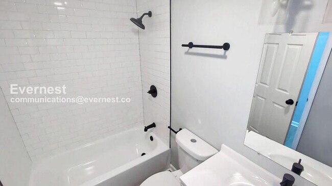 Building Photo - 949 S Harris Ave