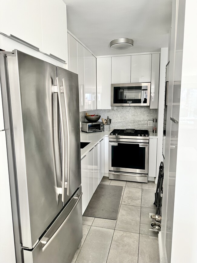Building Photo - 320 E 54th St