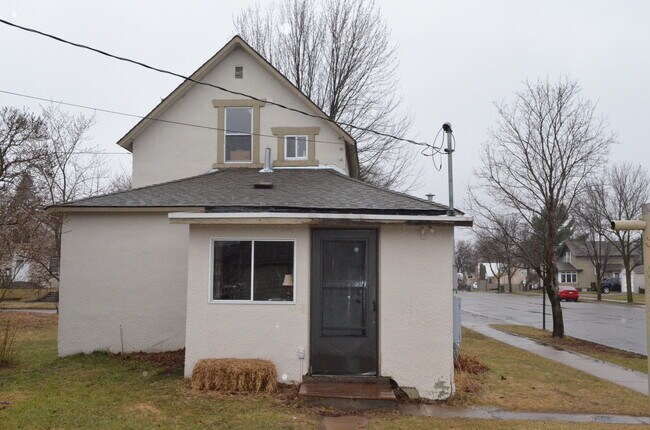 Building Photo - 3 Bedrooms, 2 Bathrooms Single Family Home...