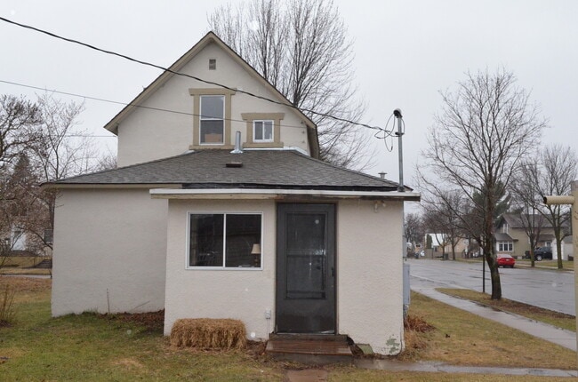Building Photo - 3 Bedrooms, 2 Bathrooms Single Family Home in Brainerd, MN w/1 car garage