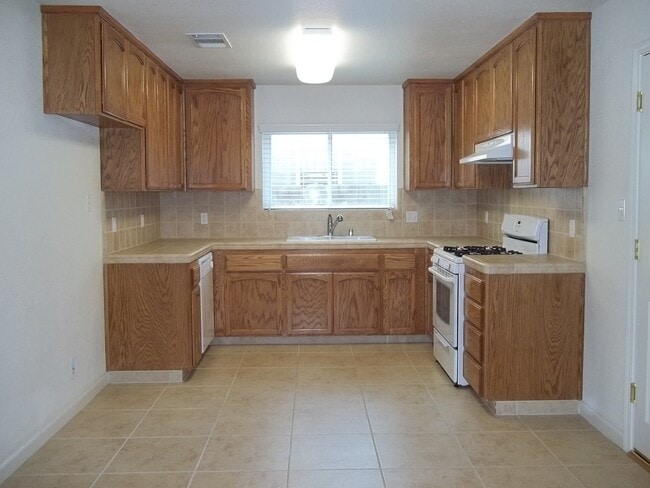 Foto del edificio - Amenity heavy remodeled home in older cul ...