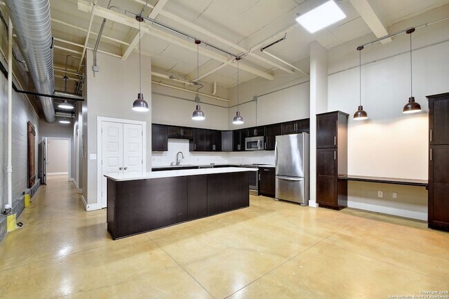 Building Photo - 3363 E Commerce St