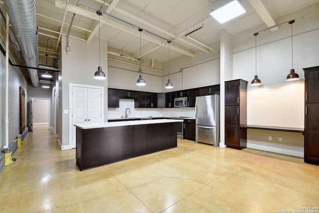 Photo - 3363 E Commerce St House