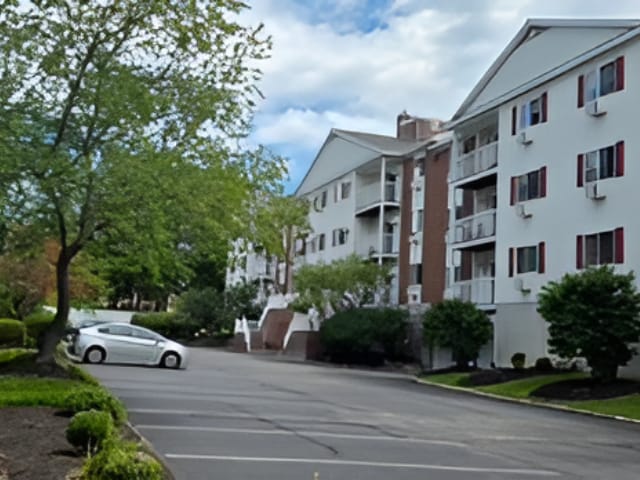 Building Photo - 490 River Rd