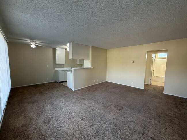 Foto del edificio - Wonderful 1 Bedroom 1 Bath Upstairs Corner Unit