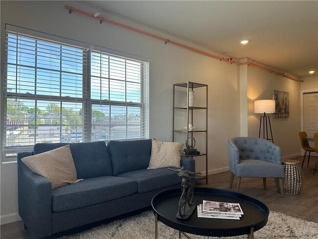 Building Photo - 327 Pine St