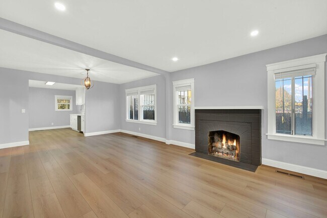 Foto del edificio - Modern Style Renovated 2 Bedroom 1 Bath House in Oakland -- Available Now!!!