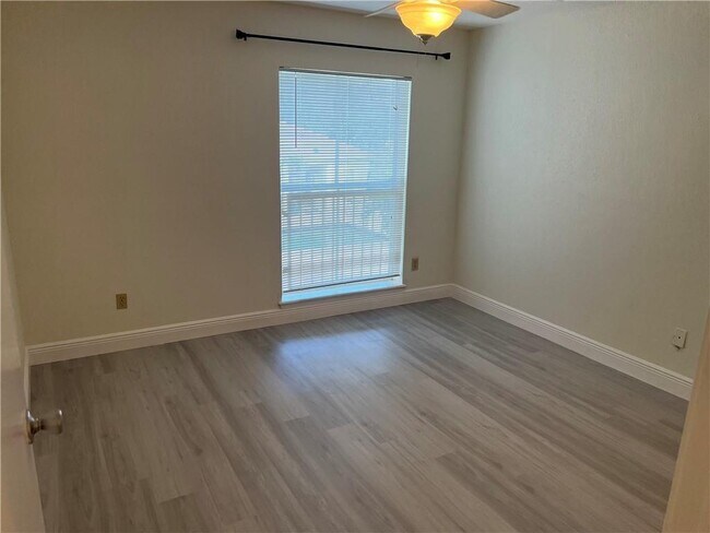 Foto del edificio - 875 Riverside Dr