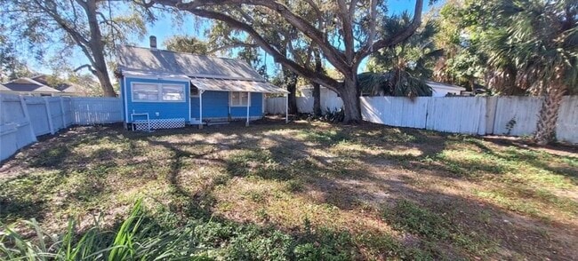 Building Photo - 821 Newton Ave S