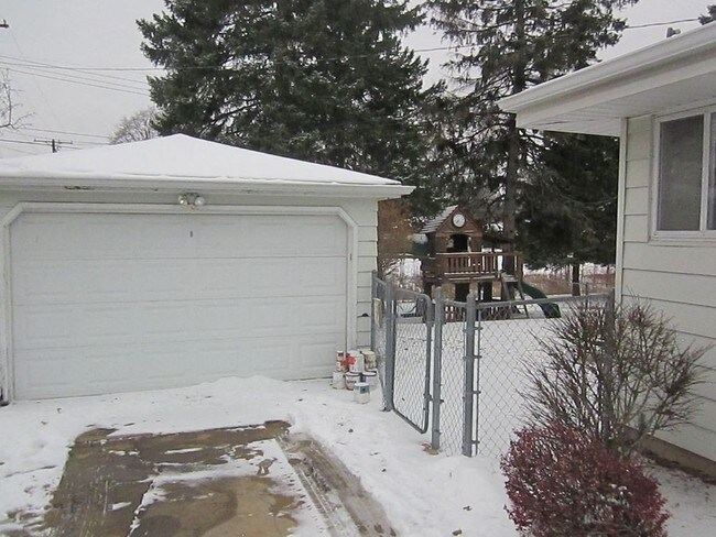 Foto del edificio - 8701 W. Denver Avenue - 3 Bedroom Home