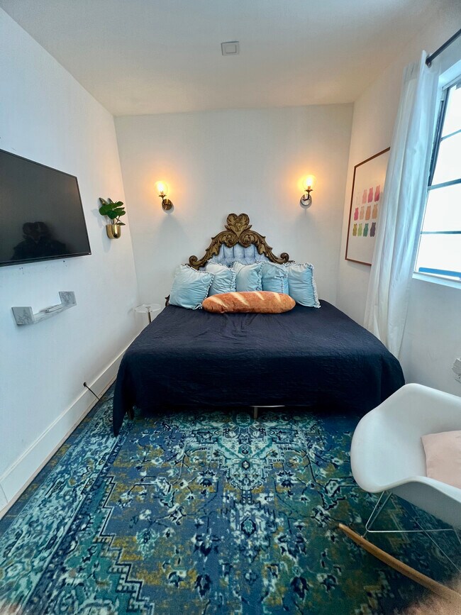 bedroom - 1051 NW 25th Ave